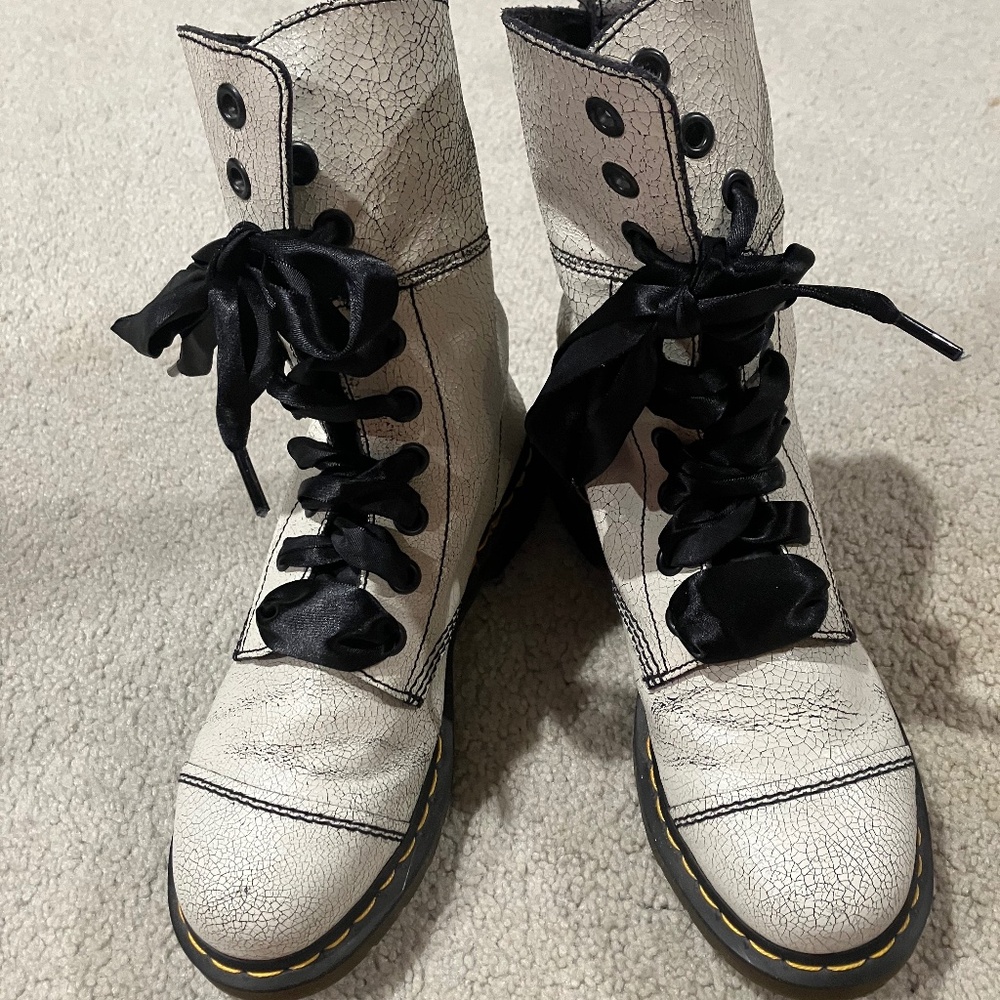 Dr. Martens Aimilita white crackle leather 9-hole boot NWOT
